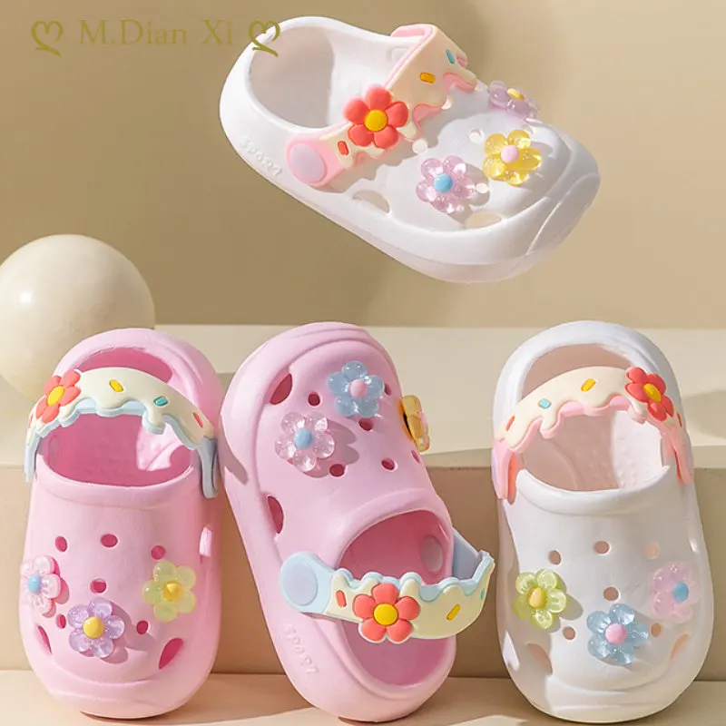 Детские тапочки, Летние детские Новые Милые сандалии с цветами на мягкой подошве, домашние Мягкие противоскользящие сандалии для девочек, обувь с дырками, детская пляжная обувь