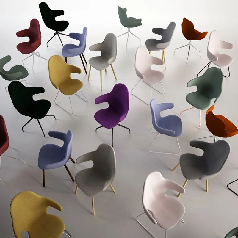 Персонализированный и удобный дизайнер для гостиной с теплотой и креативом использует повседневные обеденные стулья в скандинавском стиле